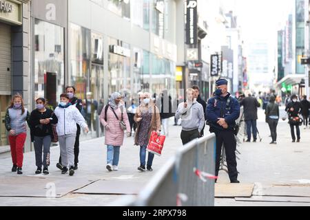 200511 -- BRUXELLES, le 11 mai 2020 -- Un policier se tient debout pour maintenir l'ordre dans la rue commerçante principale, l'Avenue Nouvelle, à Bruxelles, Belgique, le 11 mai 2020. la Belgique est entrée lundi dans la phase 1B du déconfinement COVID-19, avec des entreprises dans tout le pays autorisées à rouvrir dans des conditions strictes. BELGIQUE-BRUXELLES-CORONAVIRUS-DECONFINMENT-NOUVELLE PHASE ZHENGXHUANSONG PUBLICATIONXNOTXINXCHN Banque D'Images