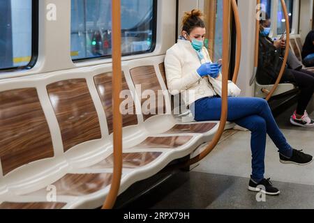 200511 -- BRUXELLES, le 11 mai 2020 -- Une femme portant un masque facial est vue dans un train de métro à Bruxelles, Belgique, le 11 mai 2020. La Belgique est entrée lundi dans la phase 1B du déconfinement COVID-19, avec des entreprises de tout le pays autorisées à rouvrir dans des conditions strictes. BELGIQUE-BRUXELLES-CORONAVIRUS-DECONFINMENT-NOUVELLE PHASE ZHANGXCHENG PUBLICATIONXNOTXINXCHN Banque D'Images