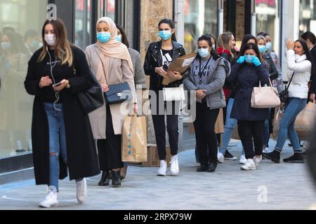 200511 -- BRUXELLES, le 11 mai 2020 -- les gens font la queue devant un magasin de la rue commerçante principale, l'Avenue Nouvelle, à Bruxelles, Belgique, le 11 mai 2020. la Belgique est entrée lundi dans la phase 1B du déconfinement COVID-19, avec des entreprises dans tout le pays autorisées à rouvrir dans des conditions strictes. BELGIQUE-BRUXELLES-CORONAVIRUS-DECONFINMENT-NOUVELLE PHASE ZHENGXHUANSONG PUBLICATIONXNOTXINXCHN Banque D'Images