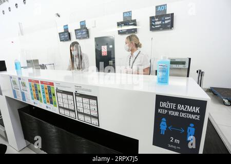 200512 -- ZAGREB, le 12 mai 2020 Xinhua -- le personnel de l'aéroport travaille derrière un comptoir d'enregistrement à l'aéroport Franjo Tudjman de Zagreb, Croatie, le 11 mai 2020. Lundi, la Croatie a assoupli davantage ses mesures restrictives pour contrôler le coronavirus en ouvrant des écoles primaires, des centres commerciaux et des restaurants, et en allégeant les interdictions de voyager. Emica Elvedji/Pixsell via Xinhua CROATIE-ZAGREB-COVID-19-RESTRICTIONS-ASSOUPLISSEMENT PUBLICATIONxNOTxINxCHN Banque D'Images