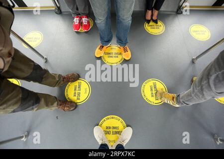 200512 -- ZAGREB, le 12 mai 2020 Xinhua -- des gens observent une distanciation sociale dans une navette à l'aéroport Franjo Tudjman de Zagreb, Croatie, le 11 mai 2020. Lundi, la Croatie a assoupli davantage ses mesures restrictives pour contrôler le coronavirus en ouvrant des écoles primaires, des centres commerciaux et des restaurants, et en allégeant les interdictions de voyager. Emica Elvedji/Pixsell via Xinhua CROATIE-ZAGREB-COVID-19-RESTRICTIONS-ASSOUPLISSEMENT PUBLICATIONxNOTxINxCHN Banque D'Images