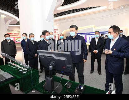 200512 -- TAIYUAN, le 12 mai 2020 -- le président chinois Xi Jinping, également secrétaire général du comité central du Parti communiste chinois et président de la commission militaire centrale, apprend le développement de la zone de démonstration de transformation et de réforme globale du Shanxi au centre de services de la zone à Taiyuan, capitale de la province du Shanxi du nord de la Chine, 12 mai 2020. Xi a inspecté Taiyuan mardi. CHINA-SHANXI-TAIYUAN-XI JINPING-INSPECTION CN XIEXHUANCHI PUBLICATIONXNOTXINXCHN Banque D'Images