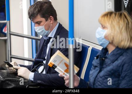 200512 -- MOSCOU, le 12 mai 2020 Xinhua -- des passagers portant des masques faciaux et des gants sont vus dans un train de métro à Moscou, Russie, le 12 mai 2020. La Russie a signalé 232 243 cas confirmés de COVID-19 mardi. Photo Alexander Zemlianichenko Jr/Xinhua RUSSIA-MOSCOW-COVID-19 PUBLICATIONxNOTxINxCHN Banque D'Images