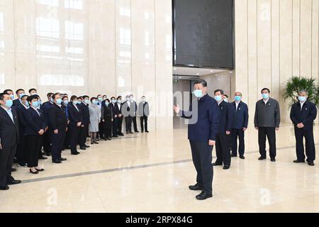 200512 -- TAIYUAN, le 12 mai 2020 -- le président chinois Xi Jinping, également secrétaire général du comité central du Parti communiste chinois et président de la commission militaire centrale, s'entretient avec des membres du personnel lors de sa visite au centre de services de la zone de démonstration de transformation et de réforme globale du Shanxi à Taiyuan, capitale de la province du Shanxi du nord de la Chine, 12 mai 2020. Xi a inspecté Taiyuan mardi. CHINA-SHANXI-TAIYUAN-XI JINPING-INSPECTION CN LIXXUEREN PUBLICATIONXNOTXINXCHN Banque D'Images