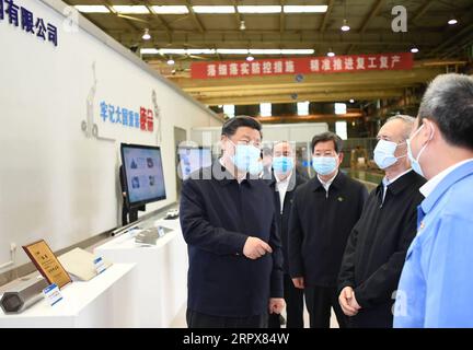 200512 -- TAIYUAN, 12 mai 2020 -- le président chinois Xi Jinping, également secrétaire général du Comité central du Parti communiste chinois et président de la Commission militaire centrale, apprend la reprise du travail et de la production lors d'une tournée de recherche dans un fabricant d'acier inoxydable à Taiyuan, capitale de la province du Shanxi du nord de la Chine, le 12 mai 2020. Xi a inspecté Taiyuan mardi. CHINA-SHANXI-TAIYUAN-XI JINPING-INSPECTION CN XIEXHUANCHI PUBLICATIONXNOTXINXCHN Banque D'Images