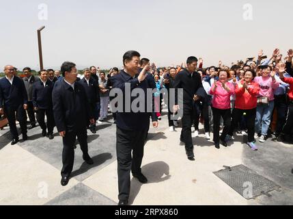 200512 -- TAIYUAN, 12 mai 2020 -- le président chinois Xi Jinping, également secrétaire général du Comité central du Parti communiste chinois et président de la Commission militaire centrale, fait signe aux citoyens lors de sa visite dans une section de la rivière Fenhe à Taiyuan, capitale de la province du Shanxi du nord de la Chine, le 12 mai 2020. Xi a inspecté Taiyuan mardi. CHINA-SHANXI-TAIYUAN-XI JINPING-INSPECTION CN XIEXHUANCHI PUBLICATIONXNOTXINXCHN Banque D'Images