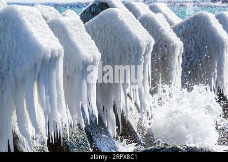 Blocs de béton couverts de glace comme brise-vagues sur la plage japonaise en hiver. Île de Hokkaido, Japon Banque D'Images