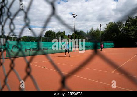 200514 -- MANCHESTER, le 14 mai 2020 -- les gens jouent au tennis au Northern Lawn tennis Club, car les membres du public sont autorisés à reprendre certains sports dans des conditions de distanciation sociale à Manchester, en Grande-Bretagne, le 13 mai 2020. Les gens peuvent faire de l'exercice dehors autant de fois par jour qu'ils le souhaitent à partir de mercredi au lieu d'une seule fois par jour, selon le gouvernement britannique. Photo de /Xinhua SPBRITAIN-MANCHESTER-COVID-19-GOLF-TENNIS-RESUME JonxSuper PUBLICATIONxNOTxINxCHN Banque D'Images