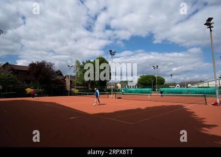 200514 -- MANCHESTER, le 14 mai 2020 -- les gens jouent au tennis au Northern Lawn tennis Club, car les membres du public sont autorisés à reprendre certains sports dans des conditions de distanciation sociale à Manchester, en Grande-Bretagne, le 13 mai 2020. Les gens peuvent faire de l'exercice dehors autant de fois par jour qu'ils le souhaitent à partir de mercredi au lieu d'une seule fois par jour, selon le gouvernement britannique. Photo de /Xinhua SPBRITAIN-MANCHESTER-COVID-19-GOLF-TENNIS-RESUME JonxSuper PUBLICATIONxNOTxINxCHN Banque D'Images