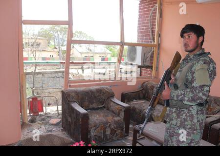 Actualités Bilder des Tages Afghanistan, Anschlag in Gardez in der Provinz Paktia 200514 -- GARDEZ, le 14 mai 2020 -- un membre des forces de sécurité afghanes se tient sur le site d'une attaque par camion dans la ville de Gardez, capitale de la province de Paktia, Afghanistan, le 14 mai 2020. Au moins cinq civils ont été tués et 46 personnes, dont plusieurs militaires, ont été blessées après l'explosion massive d'un camion piégé qui a secoué la ville de Gardez jeudi, ont confirmé les autorités. Photo de /Xinhua AFGHANISTAN-PAKTIA-CAMION BOMBE Hemat PUBLICATIONxNOTxINxCHN Banque D'Images