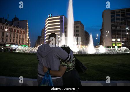 200515 -- ATHÈNES, le 15 mai 2020 -- un couple s'étreint à la place Omonia récemment rénovée, un monument historique à Athènes, Grèce, le 14 mai 2020. Le nouveau visage de la place Omonia, avec une grande fontaine illuminée, a été dévoilé jeudi par le maire d’Athènes, Kostas Bakoyannis. Photo de /Xinhua GREECE-ATHENS-LANDMARK-SQUARE-REMODELING LEFTERISxPARTSALIS PUBLICATIONxNOTxINxCHN Banque D'Images