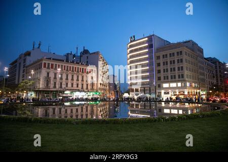 200515 -- ATHÈNES, 15 mai 2020 -- la photo prise le 14 mai 2020 montre une partie de la place Omonia récemment rénovée, un monument historique à Athènes, en Grèce. Le nouveau visage de la place Omonia, avec une grande fontaine illuminée, a été dévoilé jeudi par le maire d’Athènes, Kostas Bakoyannis. Photo de /Xinhua GREECE-ATHENS-LANDMARK-SQUARE-REMODELING LEFTERISxPARTSALIS PUBLICATIONxNOTxINxCHN Banque D'Images