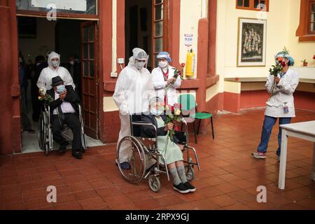 200515 -- BEIJING, le 15 mai 2020 Xinhua -- des patients âgés rétablis sont transportés dans une maison de soins infirmiers à Bogota, en Colombie, le 13 mai 2020. Photo de John Paz/XINHUA XINHUA PHOTOS DU JOUR PUBLICATIONxNOTxINxCHN Banque D'Images