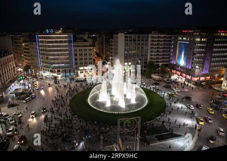 200515 -- ATHÈNES, 15 mai 2020 -- une photo panoramique prise le 14 mai 2020 montre une vue générale de la place Omonia récemment rénovée, un monument historique à Athènes, en Grèce. Le nouveau visage de la place Omonia, avec une grande fontaine illuminée, a été dévoilé jeudi par le maire d’Athènes, Kostas Bakoyannis. Photo de /Xinhua GREECE-ATHENS-LANDMARK-SQUARE-REMODELING LEFTERISxPARTSALIS PUBLICATIONxNOTxINxCHN Banque D'Images