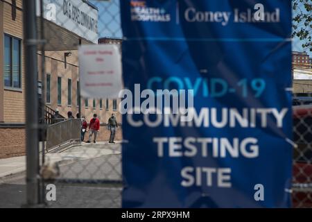 200515 -- NEW YORK, le 15 mai 2020 -- des gens attendent dans un centre de dépistage communautaire du COVID-19 pendant la pandémie du COVID-19 dans le quartier de Brooklyn à New York, aux États-Unis, le 14 mai 2020. Le nombre de cas de COVID-19 aux États-Unis a atteint 1 401 948 à partir de 1:38 h 1738 GMT jeudi, selon le Center for Systems Science and Engineering CSSE de l’Université Johns Hopkins. Pendant ce temps, le nombre de morts de la maladie dans le pays a atteint 85 066. Photo de /Xinhua U.S.-COVID-19-CAS MichaelxNagle PUBLICATIONxNOTxINxCHN Banque D'Images