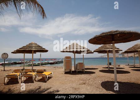 200515 -- PÉKIN, le 15 mai 2020 -- une plage vide est vue dans la station balnéaire d'Eilat, dans le sud d'Israël, le 13 mai 2020. Photo de /Xinhua XINHUA PHOTOS DU JOUR GilxCohenxMagen PUBLICATIONxNOTxINxCHN Banque D'Images