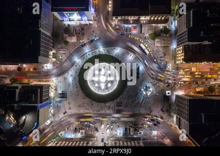 200515 -- ATHÈNES, le 15 mai 2020 -- une photo aérienne prise le 14 mai 2020 montre la place Omonia récemment rénovée, un monument historique à Athènes, en Grèce. Le nouveau visage de la place Omonia, avec une grande fontaine illuminée, a été dévoilé jeudi par le maire d’Athènes, Kostas Bakoyannis. Photo de /Xinhua GREECE-ATHENS-LANDMARK-SQUARE-REMODELING LEFTERISxPARTSALIS PUBLICATIONxNOTxINxCHN Banque D'Images