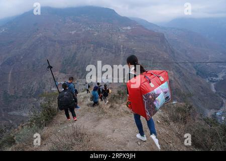 200515 -- PÉKIN, le 15 mai 2020 -- les gens descendent la montagne avec des bagages pour quitter le village d'Atulieer et emménagent vers leur nouvelle maison dans une communauté nouvellement construite pour la réduction de la pauvreté dans le comté de Zhaojue, province du Sichuan au sud-ouest de la Chine, le 13 mai 2020. PHOTOS XINHUA DU JOUR JiangxHongjing PUBLICATIONxNOTxINxCHN Banque D'Images