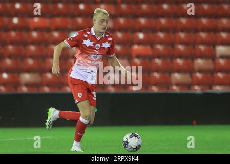 Barnsley, Royaume-Uni. 05 septembre 2023. Harrison Nejman #32 de Barnsley avec le ballon lors du match du Trophée EFL Barnsley vs Grimsby Town à Oakwell, Barnsley, Royaume-Uni, le 5 septembre 2023 (photo par Alfie Cosgrove/News Images) à Barnsley, Royaume-Uni le 9/5/2023. (Photo Alfie Cosgrove/News Images/Sipa USA) crédit : SIPA USA/Alamy Live News Banque D'Images