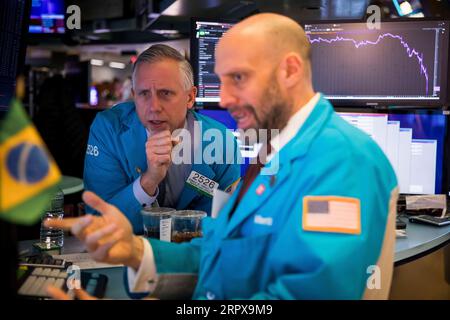 200515 -- BEIJING, le 15 mai 2020 -- les négociants travaillent à la New York stock Exchange NYSE à New York, aux États-Unis, le 12 mars 2020. POUR ALLER AVEC LES TITRES DU 15 MAI 2020 MONDE-ÉTATS-UNIS-COVID-19-QUESTIONS SANS RÉPONSE XINHUA PUBLICATIONXNOTXINXCHN Banque D'Images