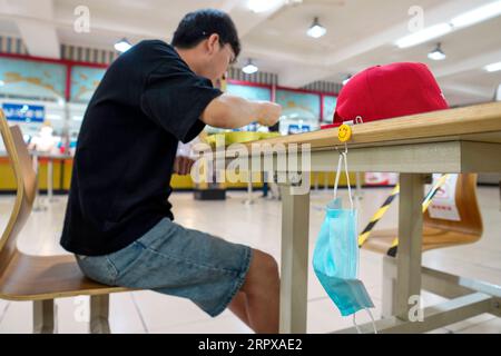 200515 -- CHONGQING, le 15 mai 2020 -- un étudiant accroche son masque sur la table à manger de la salle à manger de l'Université Southwest à Chongqing, dans le sud-ouest de la Chine, le 15 mai 2020. L’Université du Sud-Ouest a accueilli le premier groupe d’étudiants de retour après l’épidémie. CHINE-UNIVERSITÉ DE CHONGQING-ROUVRIR CN LiuxChan PUBLICATIONxNOTxINxCHN Banque D'Images