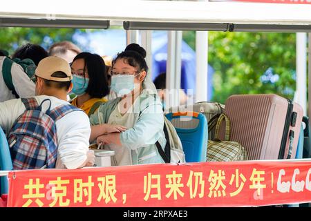 200515 -- CHONGQING, le 15 mai 2020 -- des étudiants prennent un véhicule de transport en commun jusqu'à leur dortoir sur le campus de l'Université Southwest à Chongqing, dans le sud-ouest de la Chine, le 15 mai 2020. L’Université du Sud-Ouest a accueilli le premier groupe d’étudiants de retour après l’épidémie. CHINE-UNIVERSITÉ DE CHONGQING-ROUVRIR CN LiuxChan PUBLICATIONxNOTxINxCHN Banque D'Images