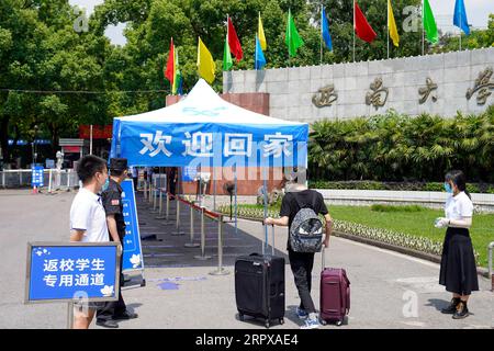 200515 -- CHONGQING, le 15 mai 2020 -- Un étudiant se rend à pied à l'entrée spéciale du campus de l'Université Southwest à Chongqing, dans le sud-ouest de la Chine, le 15 mai 2020. L’Université du Sud-Ouest a accueilli le premier groupe d’étudiants de retour après l’épidémie. CHINE-UNIVERSITÉ DE CHONGQING-ROUVRIR CN LiuxChan PUBLICATIONxNOTxINxCHN Banque D'Images