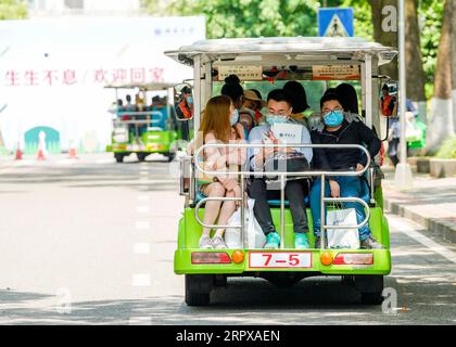 200515 -- CHONGQING, le 15 mai 2020 -- des étudiants emmènent des véhicules de transport en commun dans leurs dortoirs sur le campus de l'Université Southwest à Chongqing, dans le sud-ouest de la Chine, le 15 mai 2020. L’Université du Sud-Ouest a accueilli le premier groupe d’étudiants de retour après l’épidémie. CHINE-UNIVERSITÉ DE CHONGQING-ROUVRIR CN LiuxChan PUBLICATIONxNOTxINxCHN Banque D'Images