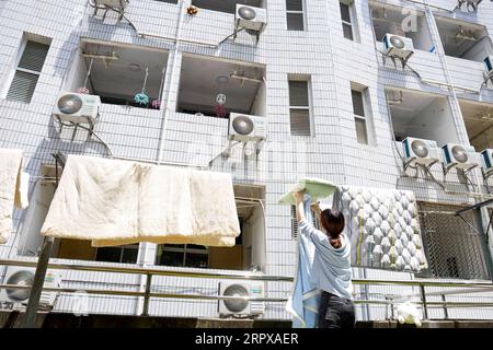 200515 -- CHONGQING, le 15 mai 2020 -- un étudiant accroche la courtepointe sur le campus de l'Université Southwest à Chongqing, dans le sud-ouest de la Chine, le 15 mai 2020. L’Université du Sud-Ouest a accueilli le premier groupe d’étudiants de retour après l’épidémie. CHINE-UNIVERSITÉ DE CHONGQING-ROUVRIR CN LiuxChan PUBLICATIONxNOTxINxCHN Banque D'Images