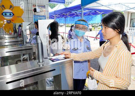 200515 -- CHONGQING, le 15 mai 2020 -- les étudiants subissent des contrôles d'identité lorsqu'ils entrent sur le campus de l'Université Southwest à Chongqing, dans le sud-ouest de la Chine, le 15 mai 2020. L’Université du Sud-Ouest a accueilli le premier groupe d’étudiants de retour après l’épidémie. CHINE-UNIVERSITÉ DE CHONGQING-ROUVRIR CN LiuxChan PUBLICATIONxNOTxINxCHN Banque D'Images