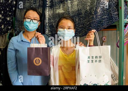 200515 -- CHONGQING, le 15 mai 2020 -- des étudiants montrent leurs trousses de prévention des épidémies, y compris des guides et des masques, de l'école de l'Université Southwest à Chongqing, dans le sud-ouest de la Chine, le 15 mai 2020. L’Université du Sud-Ouest a accueilli le premier groupe d’étudiants de retour après l’épidémie. CHINE-UNIVERSITÉ DE CHONGQING-ROUVRIR CN LiuxChan PUBLICATIONxNOTxINxCHN Banque D'Images