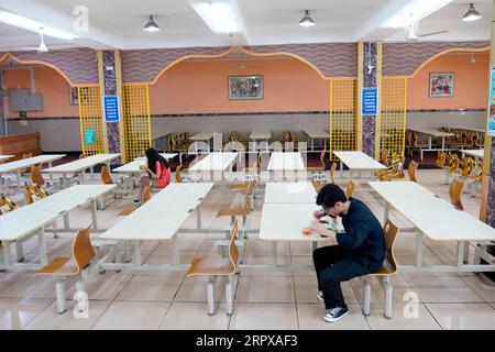 200515 -- CHONGQING, le 15 mai 2020 -- les étudiants déjeunent dans la salle à manger de l'Université Southwest à Chongqing, dans le sud-ouest de la Chine, le 15 mai 2020. L’Université du Sud-Ouest a accueilli le premier groupe d’étudiants de retour après l’épidémie. CHINE-UNIVERSITÉ DE CHONGQING-ROUVRIR CN LiuxChan PUBLICATIONxNOTxINxCHN Banque D'Images