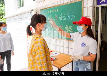 200515 -- CHONGQING, le 15 mai 2020 -- Un étudiant reçoit un contrôle de température à l'Université Southwest de Chongqing, dans le sud-ouest de la Chine, le 15 mai 2020. L’Université du Sud-Ouest a accueilli le premier groupe d’étudiants de retour après l’épidémie. CHINE-UNIVERSITÉ DE CHONGQING-ROUVRIR CN LiuxChan PUBLICATIONxNOTxINxCHN Banque D'Images