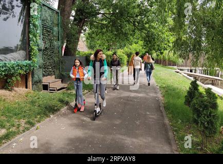 200515 -- BUCAREST, le 15 mai 2020 -- des résidents conduisent des scooters dans le parc Roi Mihai I, dans le nord de Bucarest, Roumanie, le 15 mai 2020. Les parcs ont été rouverts vendredi dans le pays. En vertu du nouvel état d'alerte en Roumanie, les résidents sont autorisés à voyager localement, mais le port du masque est obligatoire dans les espaces publics fermés et dans les transports publics. ROUMANIE-BUCAREST-COVID-19 ChenxJin PUBLICATIONxNOTxINxCHN Banque D'Images