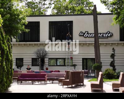 200515 -- BUCAREST, le 15 mai 2020 -- des chaises humides sont mises au soleil pour sécher dans la cour d'un restaurant dans le nord de Bucarest, Roumanie, le 15 mai 2020. Les parcs ont été rouverts vendredi dans le pays. En vertu du nouvel état d'alerte en Roumanie, les résidents sont autorisés à voyager localement, mais le port du masque est obligatoire dans les espaces publics fermés et dans les transports publics. ROUMANIE-BUCAREST-COVID-19 ChenxJin PUBLICATIONxNOTxINxCHN Banque D'Images