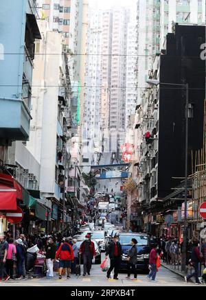 200515 -- HONG KONG, le 15 mai 2020 -- une photo prise le 22 février 2020 montre la rue Centre à Hong Kong, dans le sud de la Chine. Le gouvernement de Hong Kong a publié vendredi des chiffres économiques révisés pour le premier trimestre de l'année. Selon les chiffres, le PIB de Hong Kong a chuté de 8,9 pour cent en glissement annuel et de 5,3 pour cent trimestre sur trimestre au cours de la période janvier-mars, les deux plus élevés jamais enregistrés pour un seul trimestre. CHINE-HONG KONG-GDP-SLUMP CN LIXGANG PUBLICATIONXNOTXINXCHN Banque D'Images