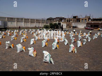 200516 -- PÉKIN, le 16 mai 2020 -- des rations alimentaires fournies par une organisation caritative locale sont observées à Sanaa, au Yémen, le 14 mai 2020. Selon les estimations de l’ONU, près de 80 pour cent de la population yéménite a besoin d’aide humanitaire et de protection. Le pays compte 10 millions de personnes qui sont à deux pas de la famine et 7 millions de personnes qui souffrent de malnutrition. Photo de /Xinhua XINHUA PHOTOS DU JOUR MohammedxMohammed PUBLICATIONxNOTxINxCHN Banque D'Images