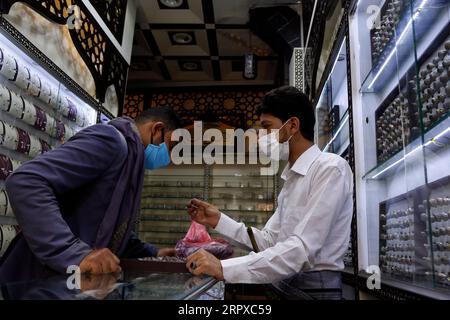 200516 -- SANAA, 16 mai 2020 Xinhua -- Un vendeur portant un masque facial montre une bague dans un marché à Sanaa, au Yémen, le 16 mai 2020. Samedi, les autorités sanitaires du Yémen ont enregistré 16 nouvelles infections au COVID-19, portant à 122 le nombre total de cas confirmés dans ce pays arabe ravagé par la guerre. Photo de Mohammed Mohammed/Xinhua YÉMEN-SANAA-COVID-19-CAS PUBLICATIONxNOTxINxCHN Banque D'Images