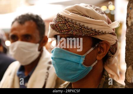 200516 -- SANAA, 16 mai 2020 Xinhua -- des personnes portant des masques faciaux ont été vues dans un marché à Sanaa, au Yémen, le 16 mai 2020. Samedi, les autorités sanitaires du Yémen ont enregistré 16 nouvelles infections au COVID-19, portant à 122 le nombre total de cas confirmés dans ce pays arabe ravagé par la guerre. Photo de Mohammed Mohammed/Xinhua YÉMEN-SANAA-COVID-19-CAS PUBLICATIONxNOTxINxCHN Banque D'Images