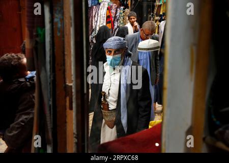 200516 -- SANAA, 16 mai 2020 Xinhua -- Un homme portant un masque facial est vu dans un marché de Sanaa, au Yémen, le 16 mai 2020. Samedi, les autorités sanitaires du Yémen ont enregistré 16 nouvelles infections au COVID-19, portant à 122 le nombre total de cas confirmés dans ce pays arabe ravagé par la guerre. Photo de Mohammed Mohammed/Xinhua YÉMEN-SANAA-COVID-19-CAS PUBLICATIONxNOTxINxCHN Banque D'Images