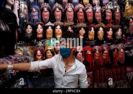 200516 -- SANAA, 16 mai 2020 Xinhua -- Un vendeur portant un masque facial a été vu dans un marché de Sanaa, au Yémen, le 16 mai 2020. Samedi, les autorités sanitaires du Yémen ont enregistré 16 nouvelles infections au COVID-19, portant à 122 le nombre total de cas confirmés dans ce pays arabe ravagé par la guerre. Photo de Mohammed Mohammed/Xinhua YÉMEN-SANAA-COVID-19-CAS PUBLICATIONxNOTxINxCHN Banque D'Images