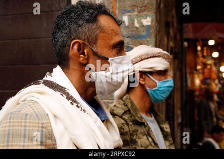 200516 -- SANAA, 16 mai 2020 Xinhua -- des personnes portant des masques faciaux ont été vues dans un marché à Sanaa, au Yémen, le 16 mai 2020. Samedi, les autorités sanitaires du Yémen ont enregistré 16 nouvelles infections au COVID-19, portant à 122 le nombre total de cas confirmés dans ce pays arabe ravagé par la guerre. Photo de Mohammed Mohammed/Xinhua YÉMEN-SANAA-COVID-19-CAS PUBLICATIONxNOTxINxCHN Banque D'Images