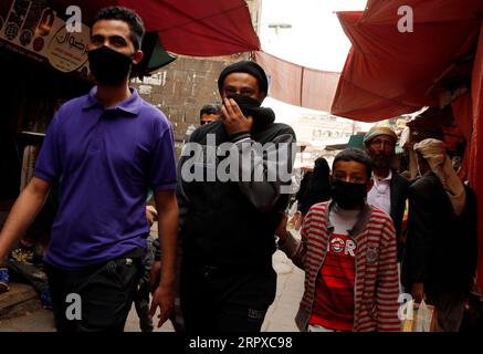 200516 -- SANAA, 16 mai 2020 Xinhua -- des personnes portant des masques faciaux visitent un marché à Sanaa, au Yémen, le 16 mai 2020. Samedi, les autorités sanitaires du Yémen ont enregistré 16 nouvelles infections au COVID-19, portant à 122 le nombre total de cas confirmés dans ce pays arabe ravagé par la guerre. Photo de Mohammed Mohammed/Xinhua YÉMEN-SANAA-COVID-19-CAS PUBLICATIONxNOTxINxCHN Banque D'Images