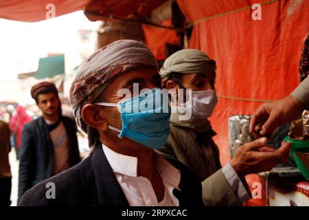 200516 -- SANAA, 16 mai 2020 Xinhua -- des personnes portant des masques faciaux visitent un marché à Sanaa, au Yémen, le 16 mai 2020. Samedi, les autorités sanitaires du Yémen ont enregistré 16 nouvelles infections au COVID-19, portant à 122 le nombre total de cas confirmés dans ce pays arabe ravagé par la guerre. Photo de Mohammed Mohammed/Xinhua YÉMEN-SANAA-COVID-19-CAS PUBLICATIONxNOTxINxCHN Banque D'Images