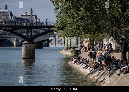 200517 -- PARIS, le 17 mai 2020 Xinhua -- les gens profitent des loisirs sur les rives de la Seine à Paris, France, le 17 mai 2020. Avec 483 décès supplémentaires liés au coronavirus enregistrés dimanche, la France a vu son bilan global de l’épidémie grimper à 28 108, a déclaré le ministère de la Santé. La France a prudemment assoupli le confinement de deux mois lundi afin de relancer son économie battue. Photo Aurelien Morissard/Xinhua FRANCE-PARIS-COVID-19-LOCKDOWN-EASE PUBLICATIONxNOTxINxCHN Banque D'Images