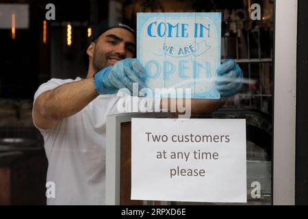 200518 -- LONDRES, le 18 mai 2020 Xinhua -- le propriétaire d'un café pose pour une photo à Londres, Grande-Bretagne, le 17 mai 2020. Certains restaurants, cafés et autres magasins de restauration en Grande-Bretagne ont progressivement repris leurs activités avec des mesures préventives telles que le maintien de la distanciation sociale après que le gouvernement britannique ait publié une stratégie d’assouplissement progressif du nouveau confinement du coronavirus. Photo de Tim Ireland/Xinhua BRITAIN-LONDRES-COVID-19-RESTAURANT-ROPENING PUBLICATIONxNOTxINxCHN Banque D'Images