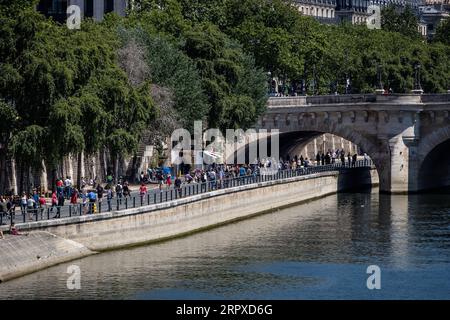 200517 -- PARIS, le 17 mai 2020 Xinhua -- les gens profitent des loisirs sur les rives de la Seine à Paris, France, le 17 mai 2020. Avec 483 décès supplémentaires liés au coronavirus enregistrés dimanche, la France a vu son bilan global de l’épidémie grimper à 28 108, a déclaré le ministère de la Santé. La France a prudemment assoupli le confinement de deux mois lundi afin de relancer son économie battue. Photo Aurelien Morissard/Xinhua FRANCE-PARIS-COVID-19-LOCKDOWN-EASE PUBLICATIONxNOTxINxCHN Banque D'Images