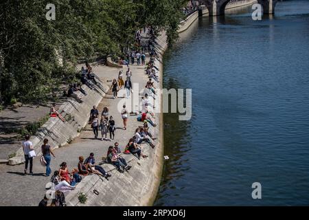 200517 -- PARIS, le 17 mai 2020 Xinhua -- les gens profitent des loisirs sur les rives de la Seine à Paris, France, le 17 mai 2020. Avec 483 décès supplémentaires liés au coronavirus enregistrés dimanche, la France a vu son bilan global de l’épidémie grimper à 28 108, a déclaré le ministère de la Santé. La France a prudemment assoupli le confinement de deux mois lundi afin de relancer son économie battue. Photo Aurelien Morissard/Xinhua FRANCE-PARIS-COVID-19-LOCKDOWN-EASE PUBLICATIONxNOTxINxCHN Banque D'Images