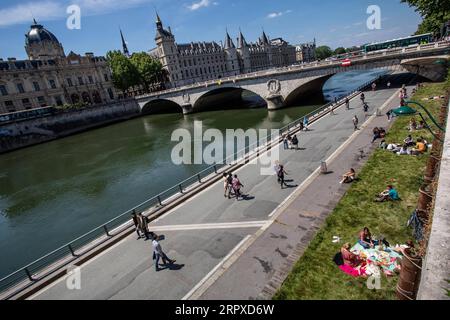 200517 -- PARIS, le 17 mai 2020 Xinhua -- les gens profitent des loisirs sur les rives de la Seine à Paris, France, le 17 mai 2020. Avec 483 décès supplémentaires liés au coronavirus enregistrés dimanche, la France a vu son bilan global de l’épidémie grimper à 28 108, a déclaré le ministère de la Santé. La France a prudemment assoupli le confinement de deux mois lundi afin de relancer son économie battue. Photo Aurelien Morissard/Xinhua FRANCE-PARIS-COVID-19-LOCKDOWN-EASE PUBLICATIONxNOTxINxCHN Banque D'Images