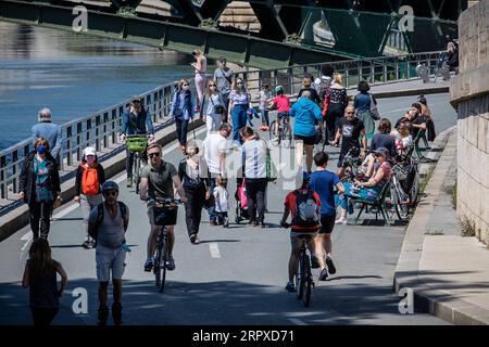 200517 -- PARIS, le 17 mai 2020 Xinhua -- les gens profitent des loisirs sur les rives de la Seine à Paris, France, le 17 mai 2020. Avec 483 décès supplémentaires liés au coronavirus enregistrés dimanche, la France a vu son bilan global de l’épidémie grimper à 28 108, a déclaré le ministère de la Santé. La France a prudemment assoupli le confinement de deux mois lundi afin de relancer son économie battue. Photo Aurelien Morissard/Xinhua FRANCE-PARIS-COVID-19-LOCKDOWN-EASE PUBLICATIONxNOTxINxCHN Banque D'Images